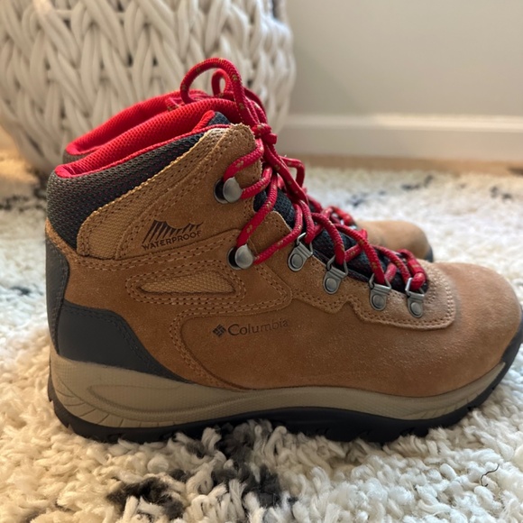 Columbia Newton Ridge- Waterproof Hiking Boot  Size 7  Elk Mountain Red - Picture 3 of 5
